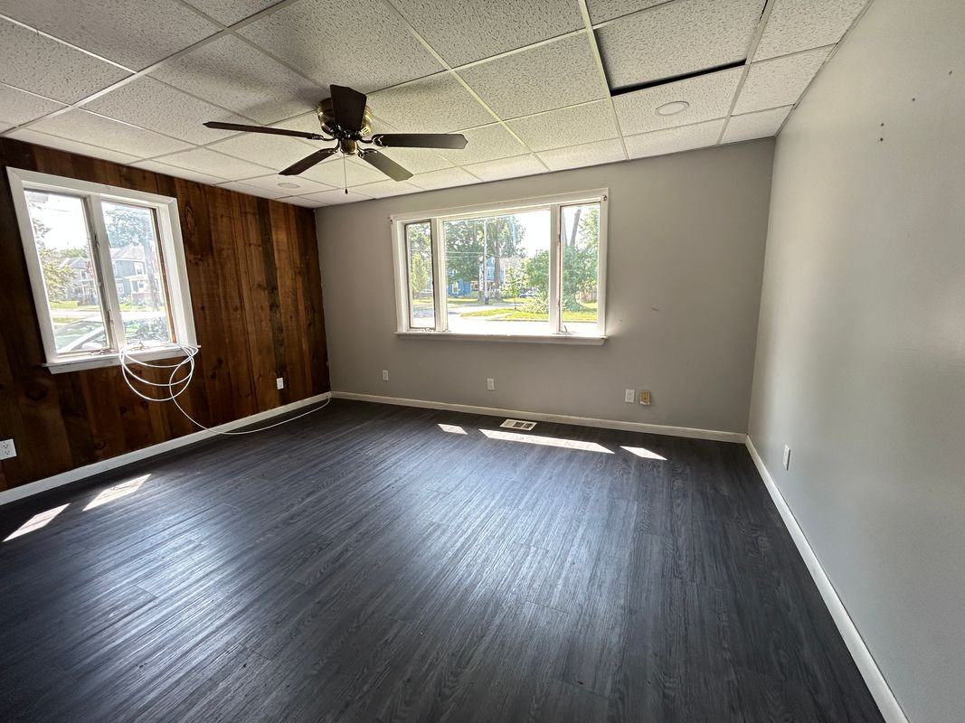 1029 Gill St - Photo 3 of 10
