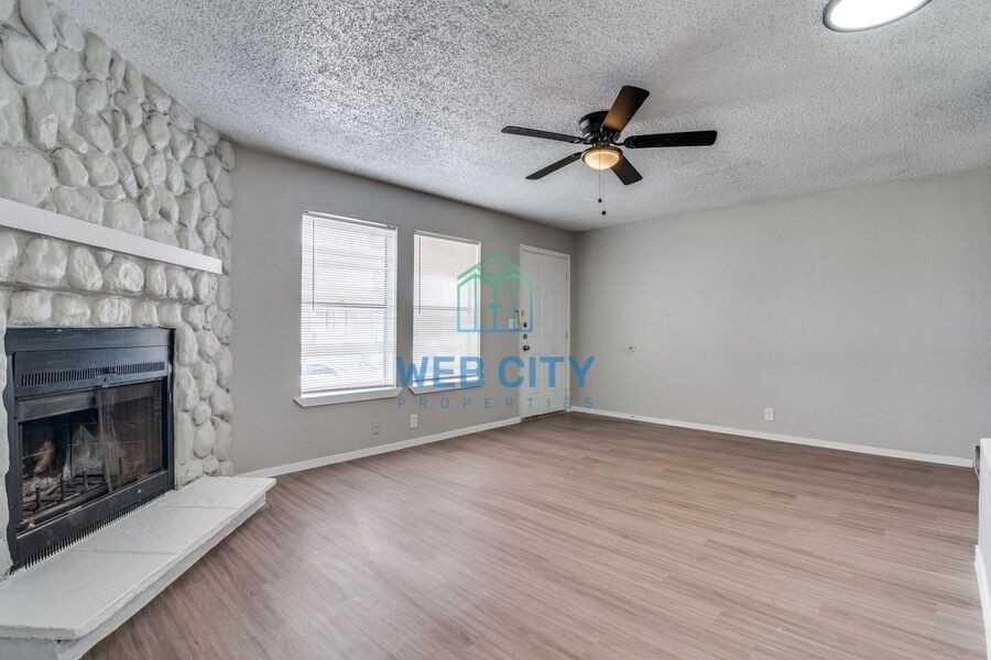 204 Alexandria St - Photo 3 of 12