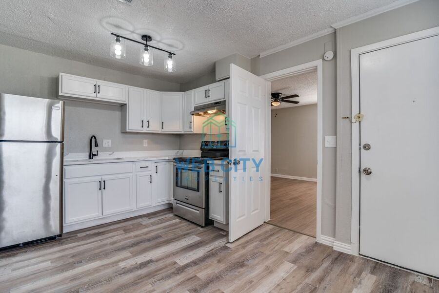 204 Alexandria St - Photo 4 of 12