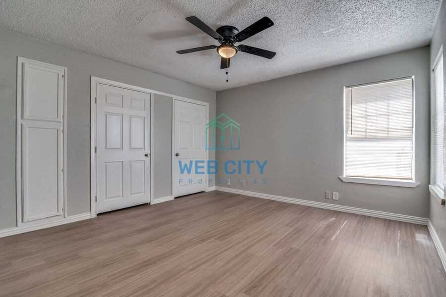 204 Alexandria St - Photo 6 of 12