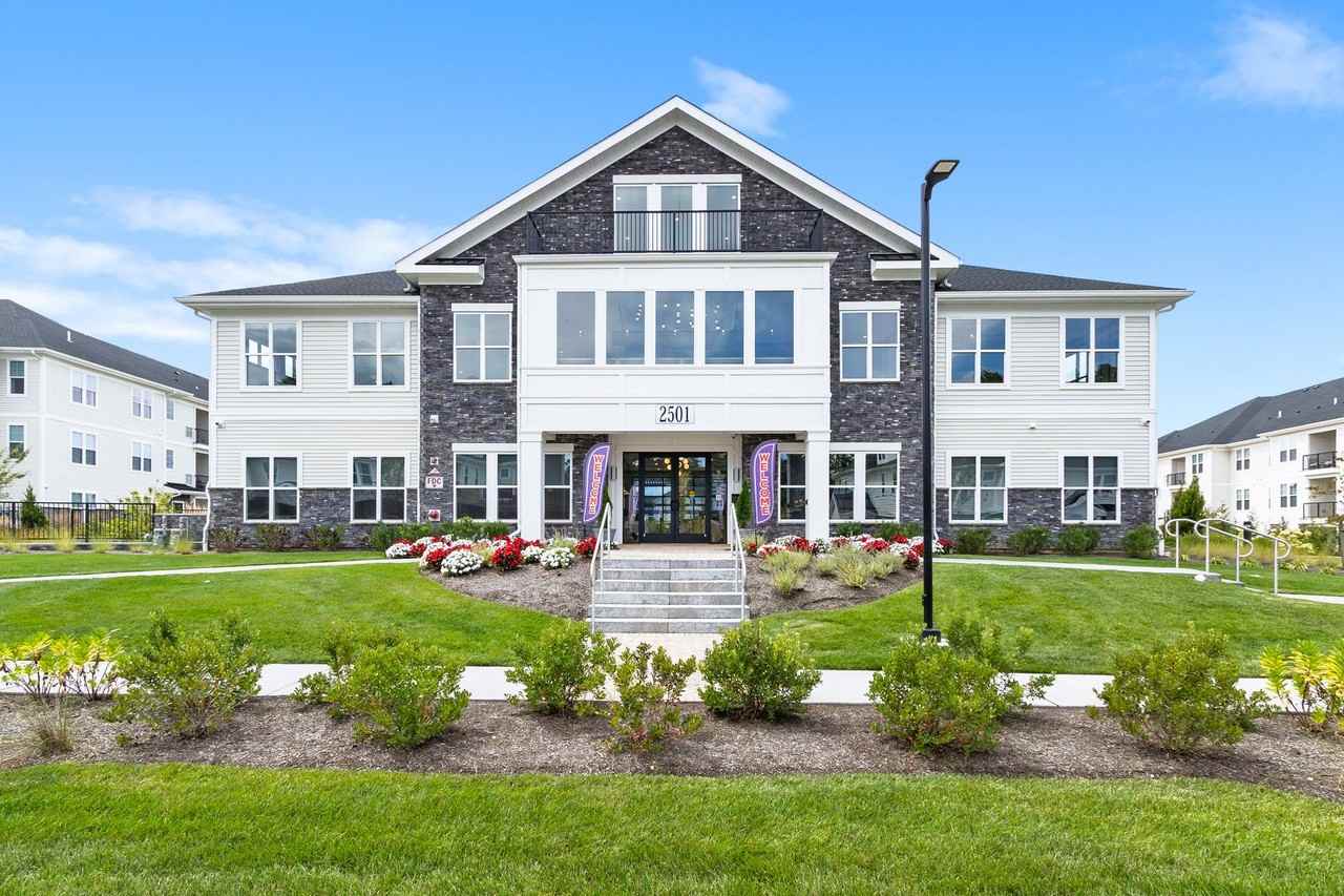 Presidential Gardens at Manchester - Photo 2 of 50