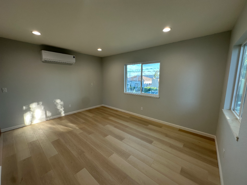 822 E 11th St - Photo 3 of 11