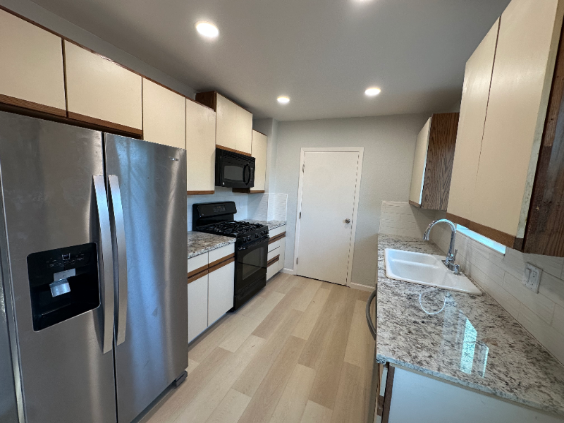 822 E 11th St - Photo 2 of 11