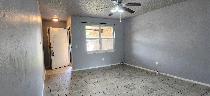 4708 Se 45th St - Photo 3 of 15