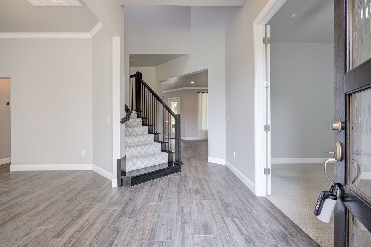 15121 Se 56th St - Photo 3 of 47