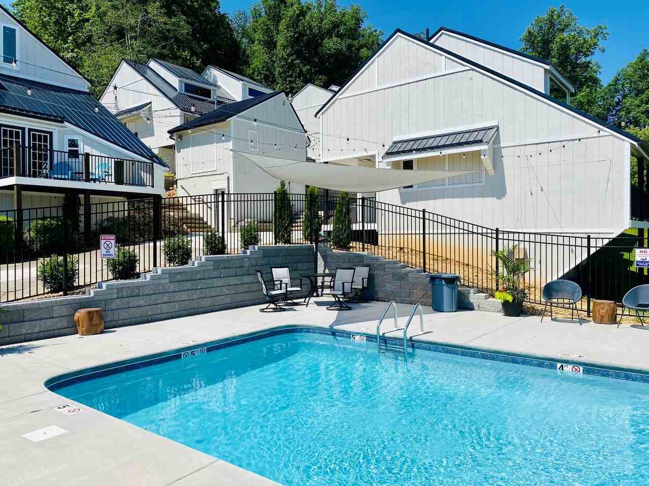 652 Oak Grove Rd - Photo 2 of 6