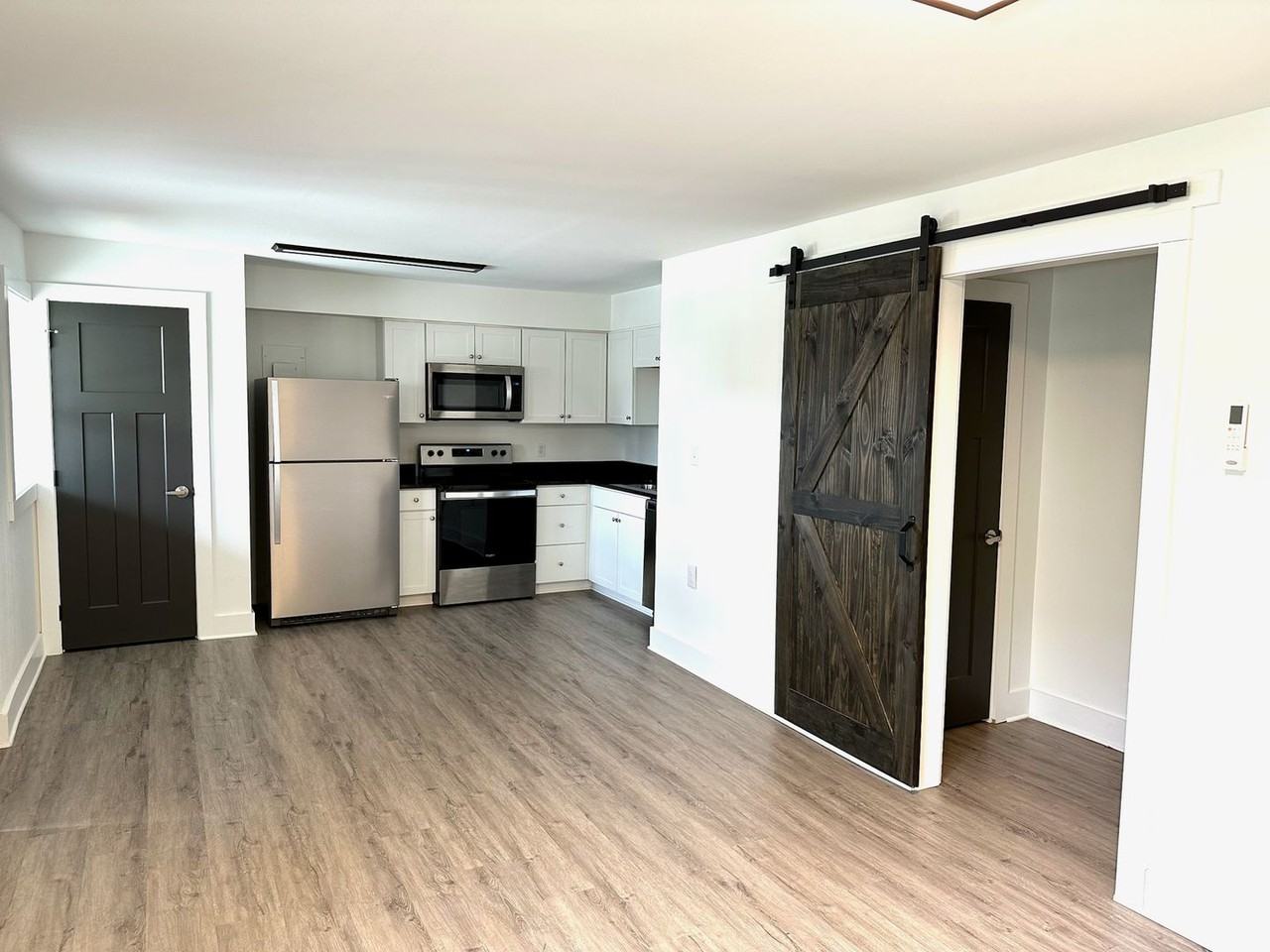 652 Oak Grove Rd - Photo 4 of 6