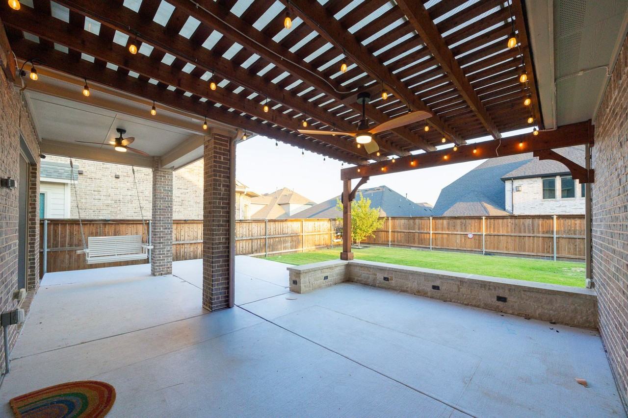 13749 Wickham Ln - Photo 3 of 40