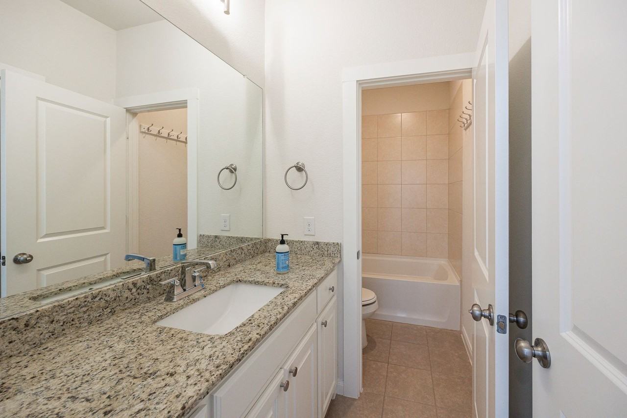 13749 Wickham Ln - Photo 7 of 40