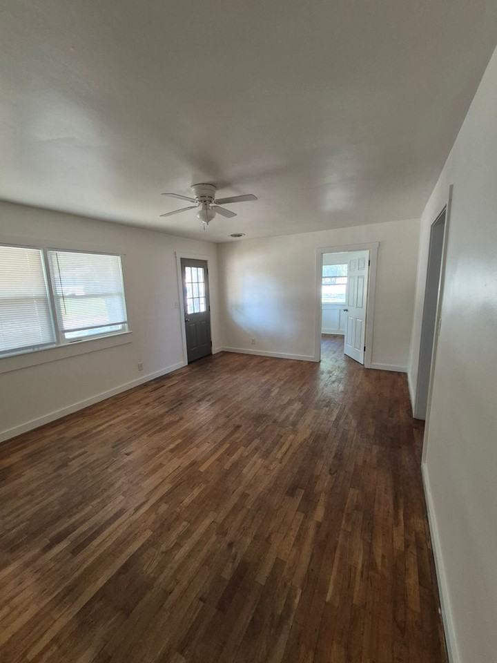 138 N Rechow Ave - Photo 2 of 14