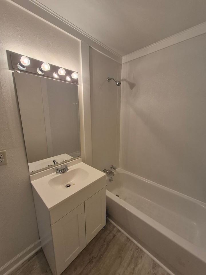 138 N Rechow Ave - Photo 3 of 14