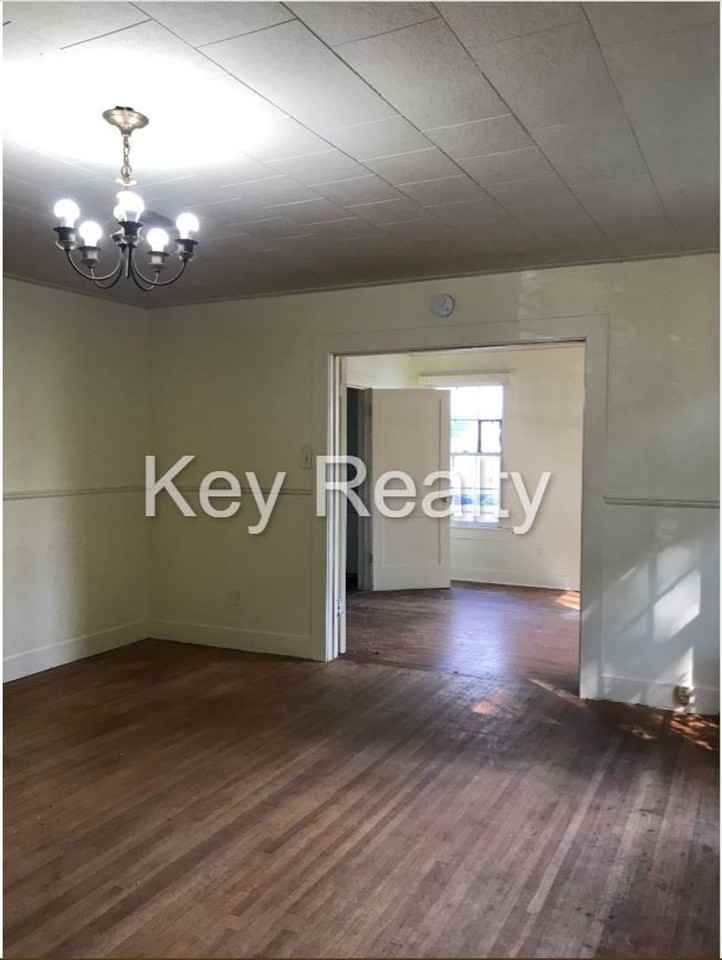 112 Bentley St - Photo 3 of 10