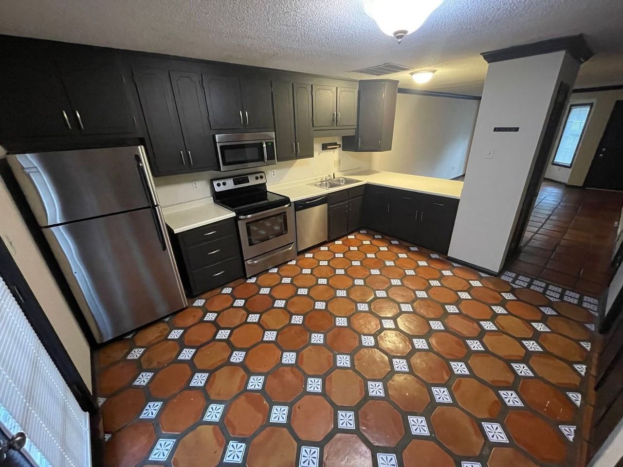 425 Peabody St - Photo 4 of 11