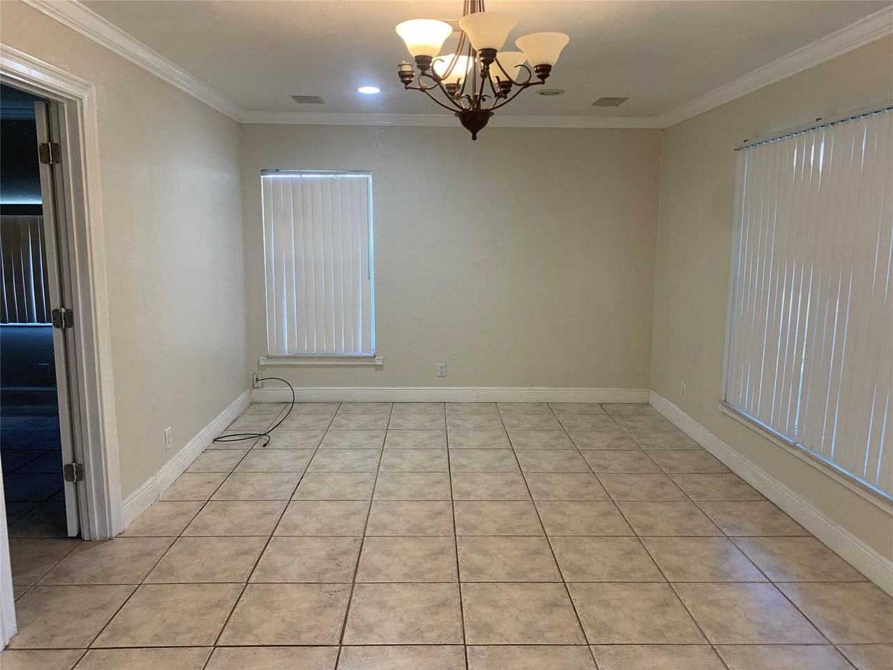 907 Sw 78th Ave - Photo 4 of 20