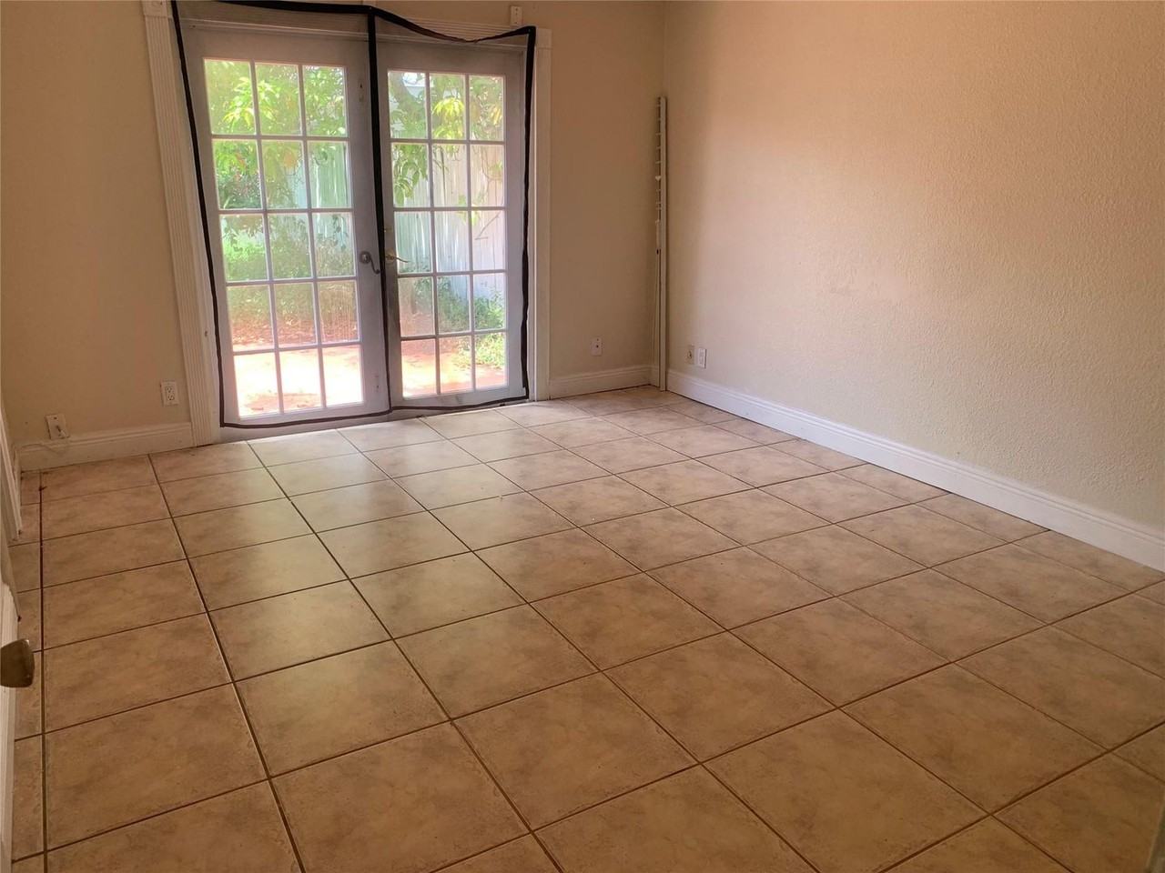 907 Sw 78th Ave - Photo 5 of 20