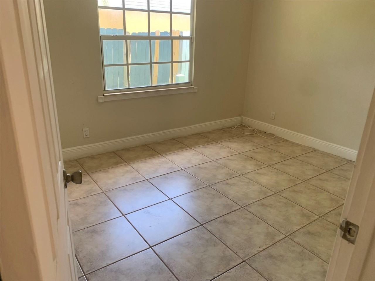 907 Sw 78th Ave - Photo 6 of 20