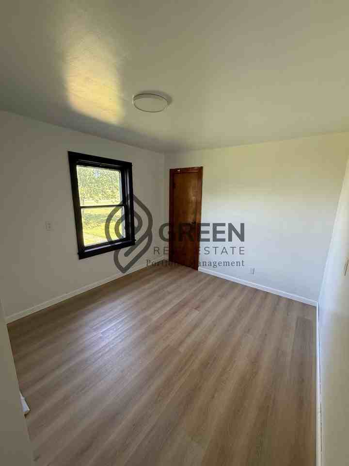 735 N Schuyler Ave - Photo 6 of 17