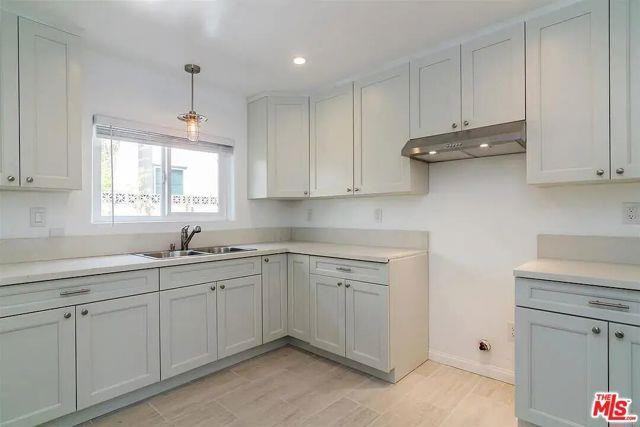 539 S Parish Pl - Photo 3 of 8