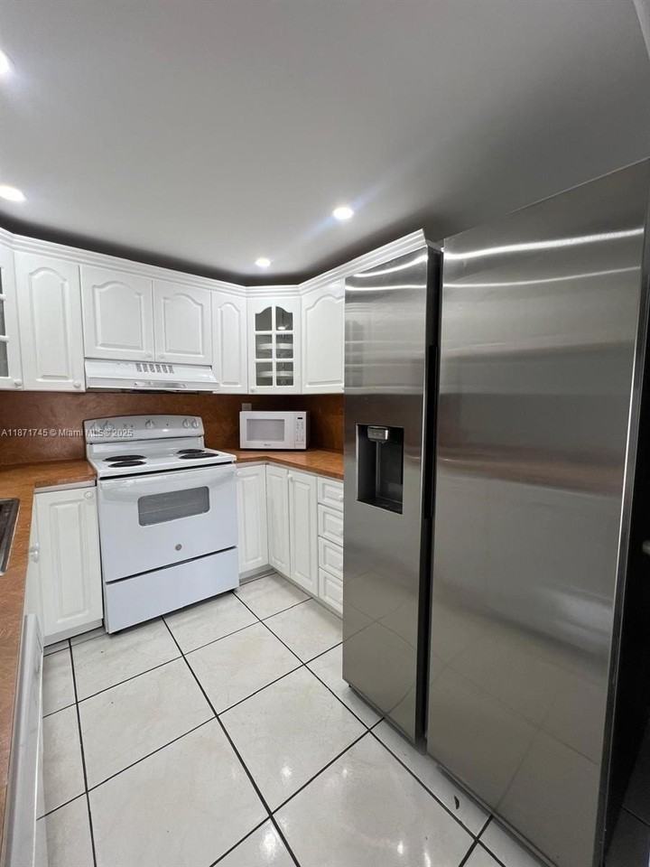 526 Nw 99th Ct #526 - Photo 3 of 36