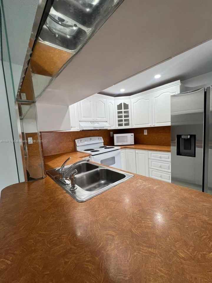 526 Nw 99th Ct #526 - Photo 4 of 36