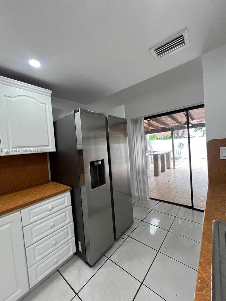 526 Nw 99th Ct #526 - Photo 5 of 36