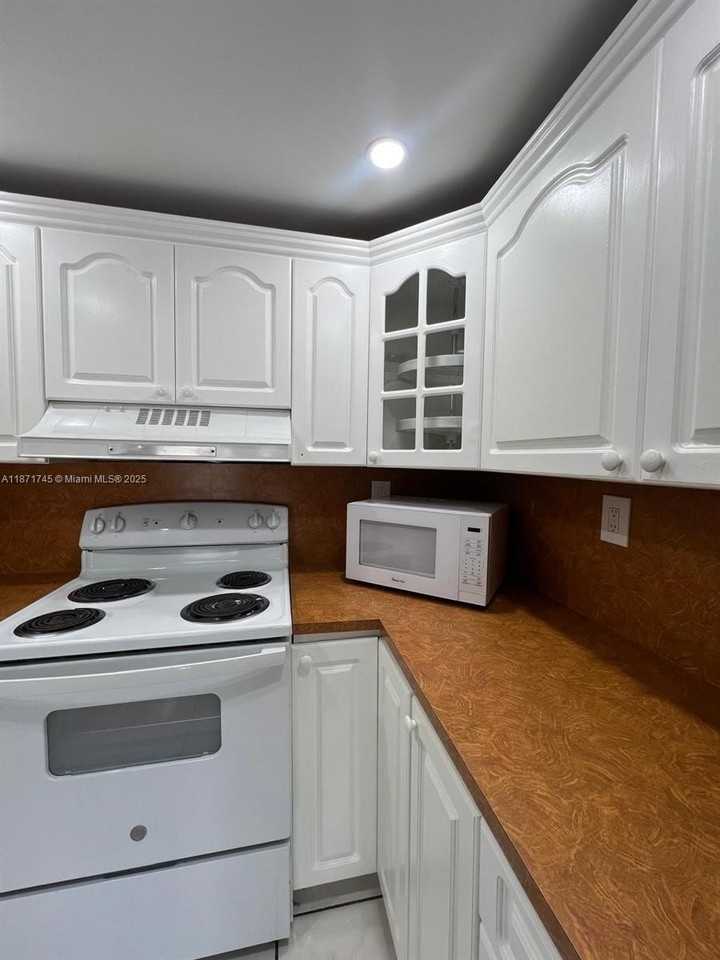 526 Nw 99th Ct #526 - Photo 6 of 36