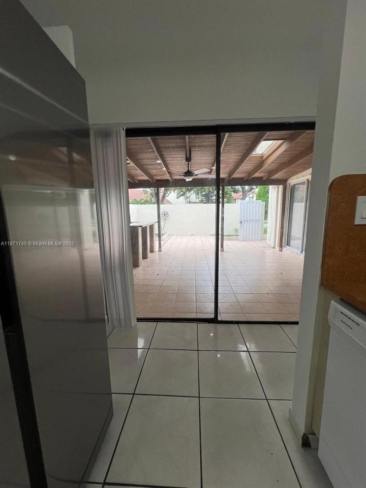 526 Nw 99th Ct #526 - Photo 7 of 36