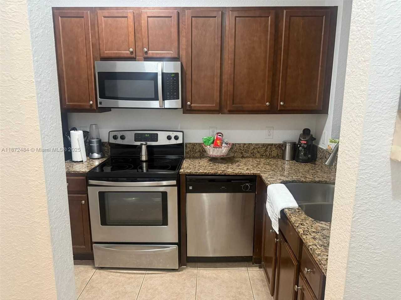 8936 Sw 18th St #8936 - Photo 3 of 10