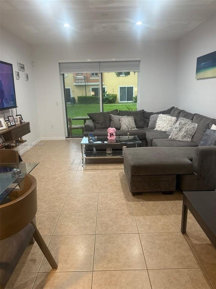 8936 Sw 18th St #8936 - Photo 7 of 10