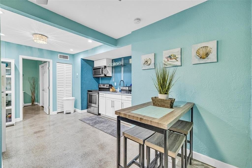 1715 Ne 11th St - Photo 5 of 15