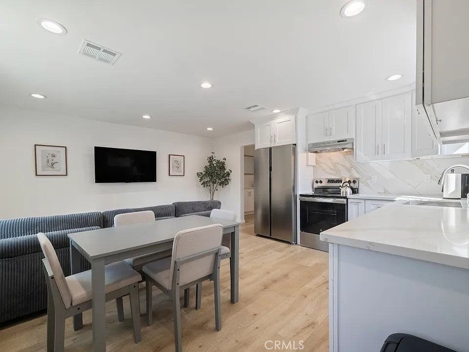 8660 Laurel Canyon Blvd - Photo 3 of 18