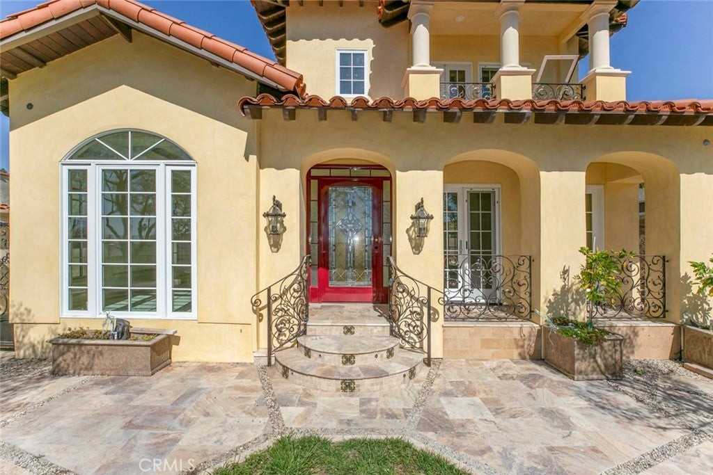 1953 Bellevue Dr - Photo 3 of 45