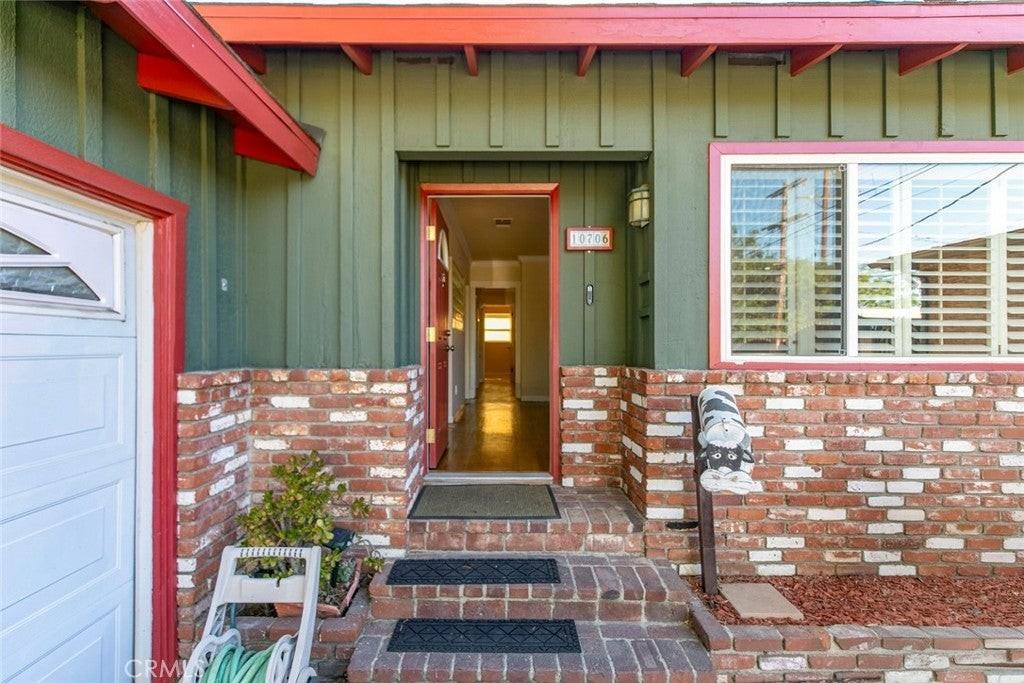 10706 Rhodesia Ave - Photo 2 of 26