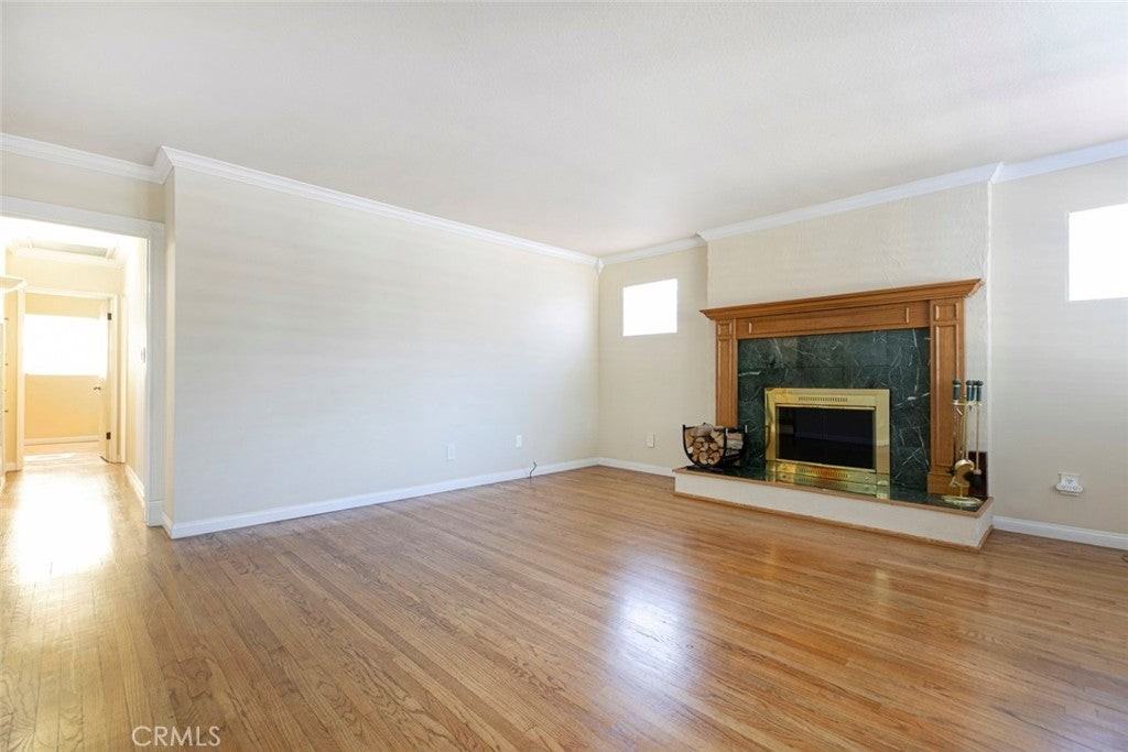 10706 Rhodesia Ave - Photo 4 of 26