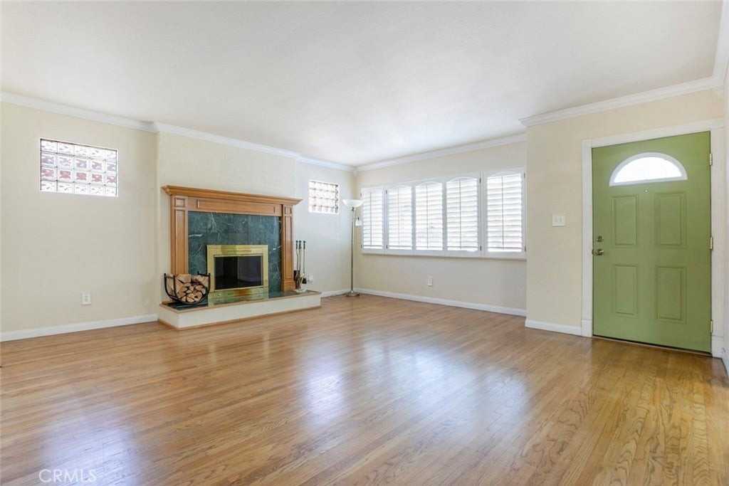 10706 Rhodesia Ave - Photo 5 of 26