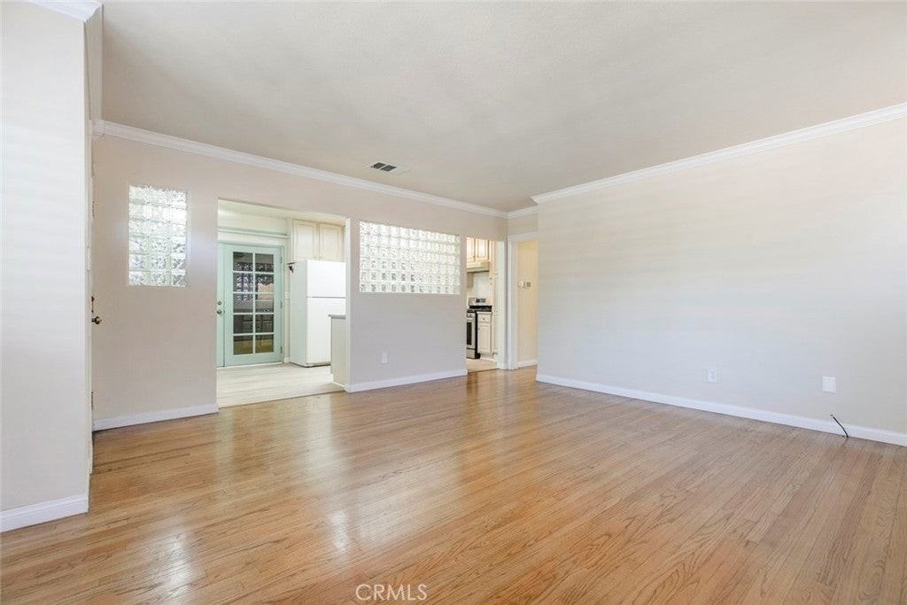 10706 Rhodesia Ave - Photo 6 of 26