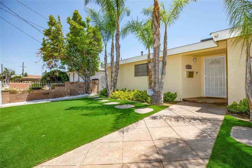 12922 Strathern St - Photo 4 of 41