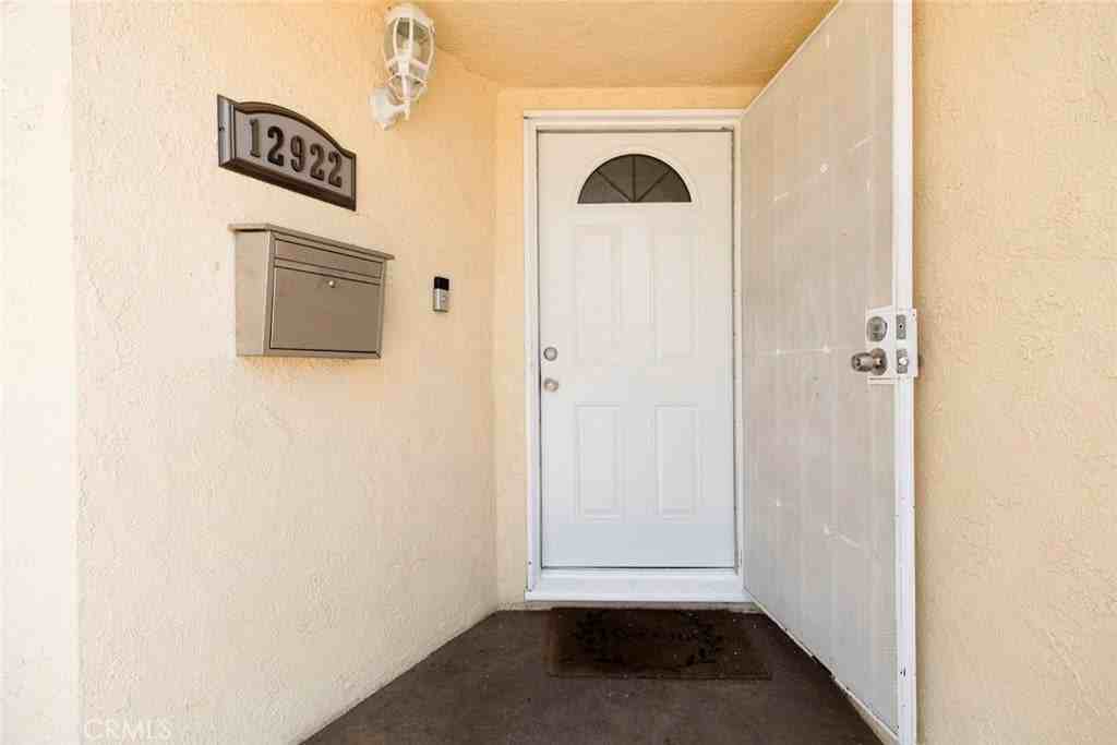 12922 Strathern St - Photo 6 of 41