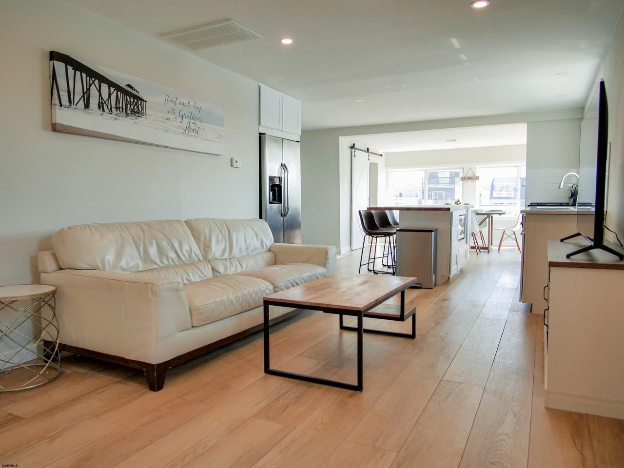 6104 Monmouth Ave - Photo 3 of 40