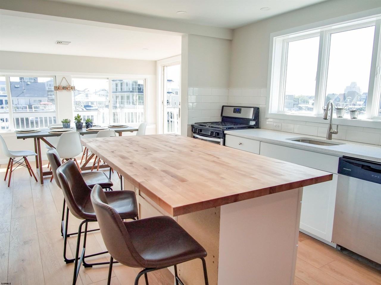 6104 Monmouth Ave - Photo 5 of 40