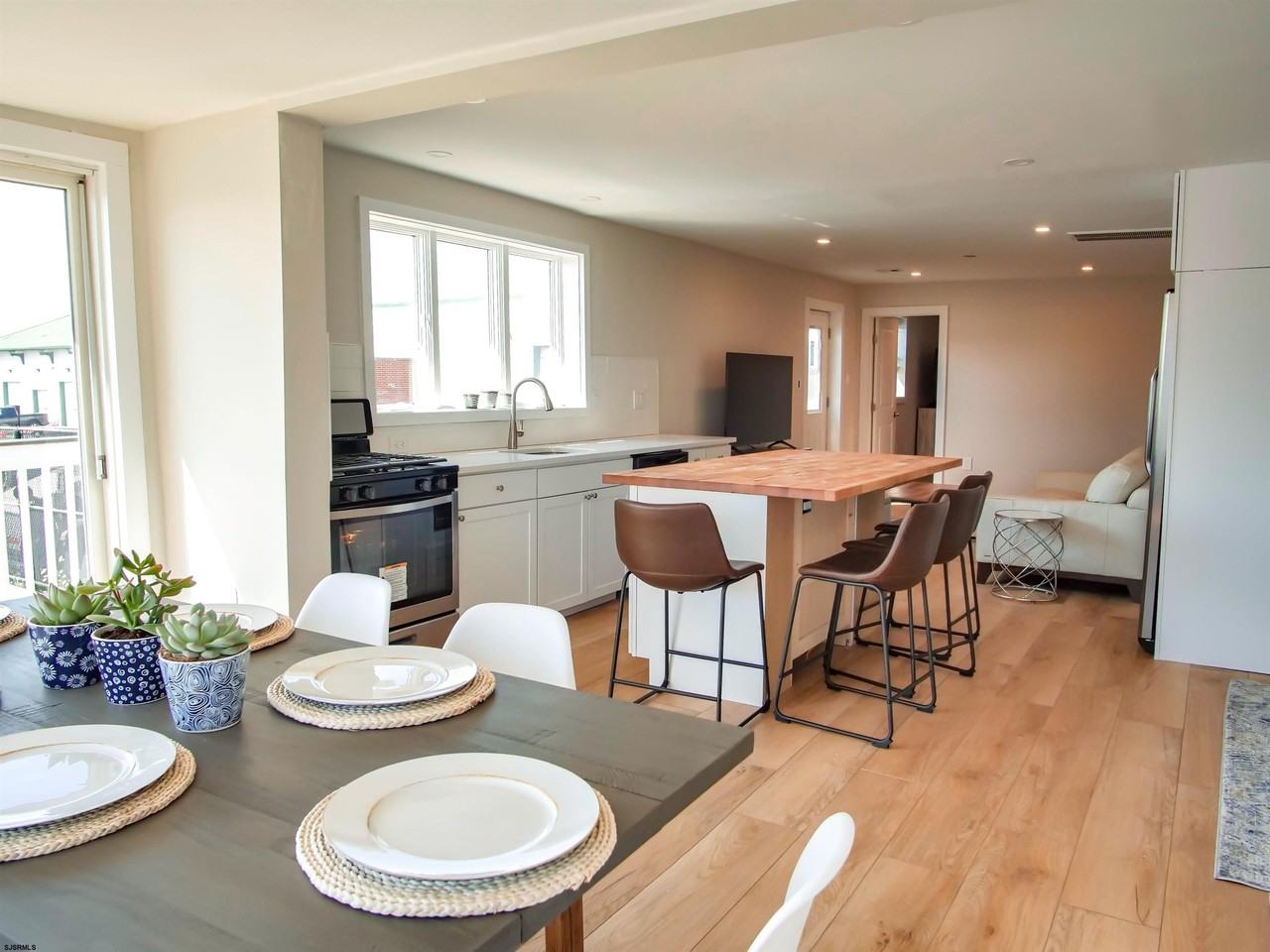 6104 Monmouth Ave - Photo 7 of 40