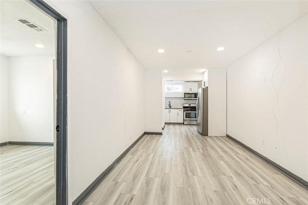 7347 Jamieson Ave - Photo 3 of 15