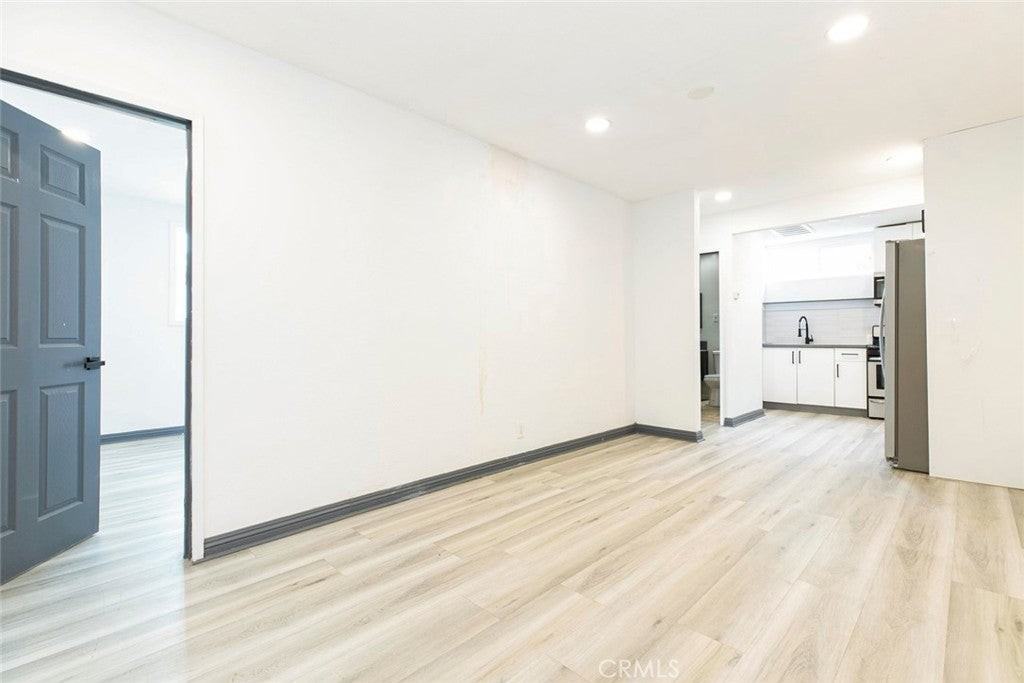 7347 Jamieson Ave - Photo 4 of 15