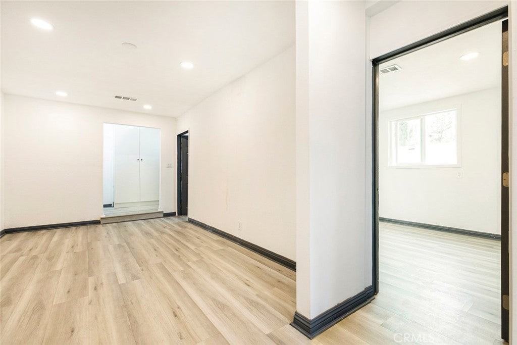 7347 Jamieson Ave - Photo 5 of 15