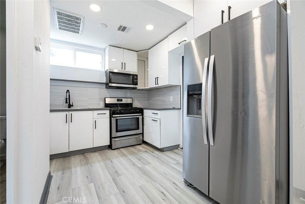 7347 Jamieson Ave - Photo 6 of 15