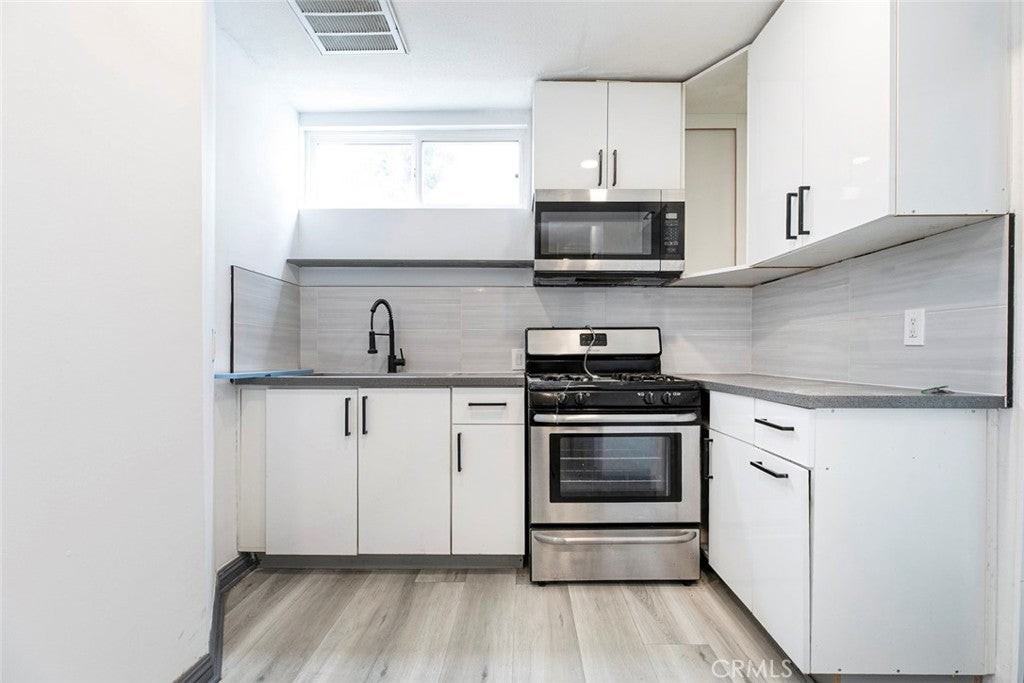 7347 Jamieson Ave - Photo 7 of 15