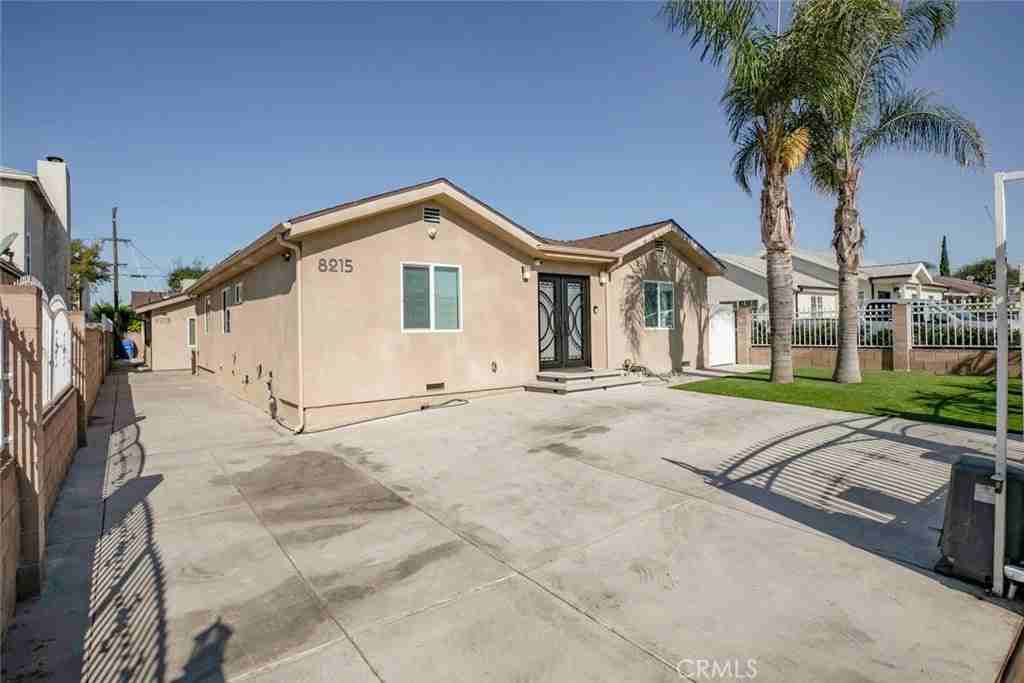 8215 Saint Clair Ave - Photo 4 of 32