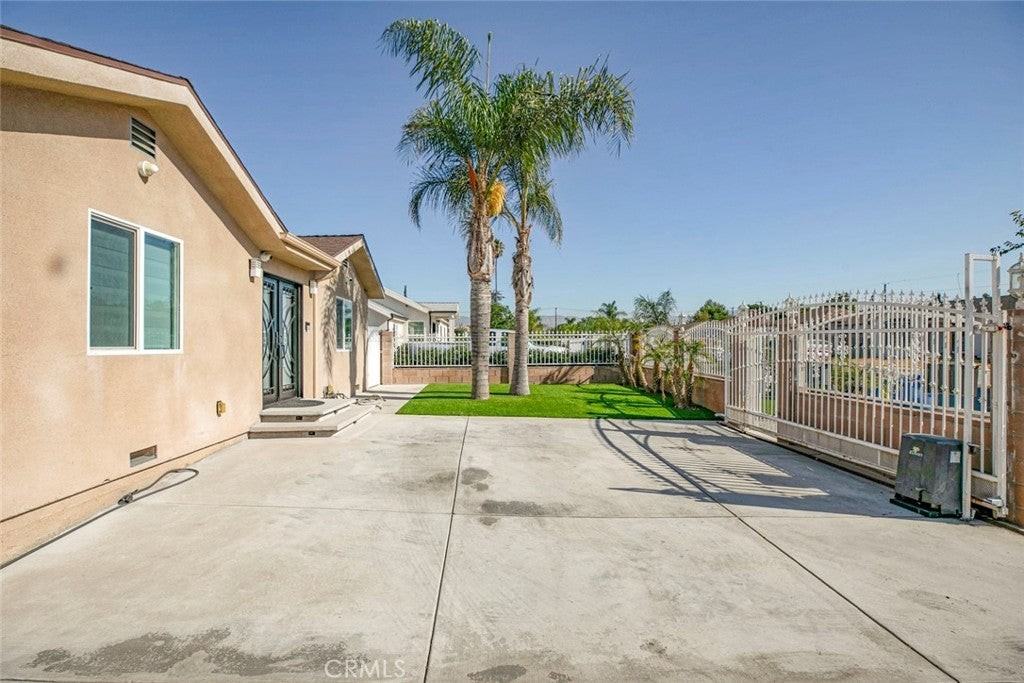 8215 Saint Clair Ave - Photo 5 of 32