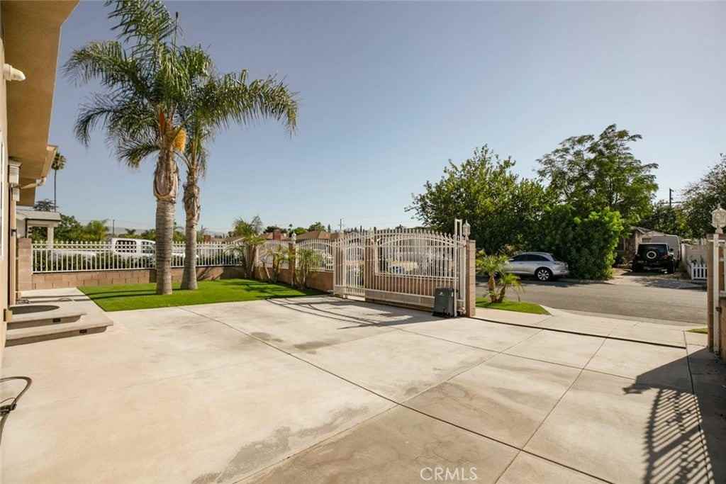 8215 Saint Clair Ave - Photo 6 of 32