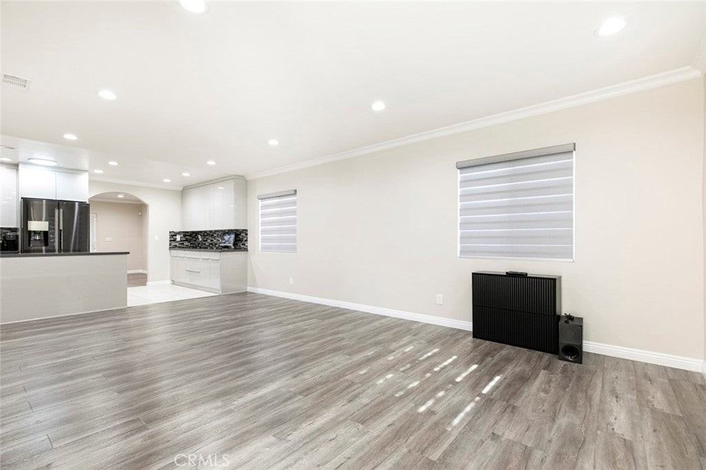 8215 Saint Clair Ave - Photo 7 of 32